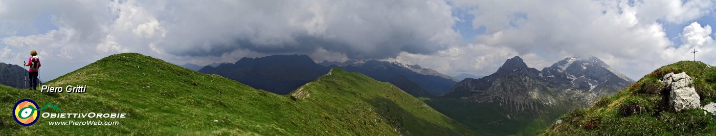 59 Panoramica in cresta tra Monti Vindiolo (a dx) e Vetro (a sx).jpg